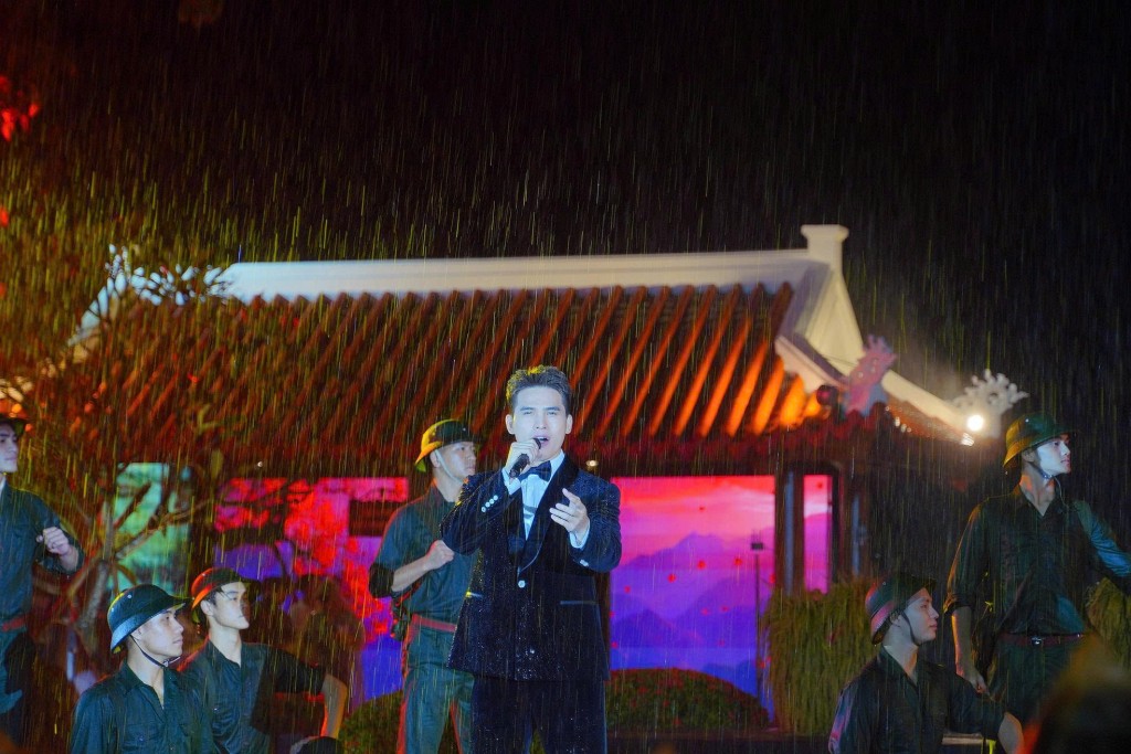 Dưới cơn mưa lớn của tháng 9 lịch sử, cảm xúc của khán giả liên tục được đẩy lên cao trào khi chương trình tái hiện lại sự hy sinh anh dũng của 16 thanh niên xung phong năm xưa…