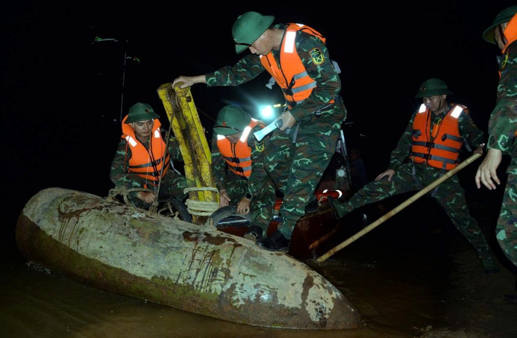 Lực lượng Công binh phối hợp di chuyển 2 quả bom tại bãi giữa sông Hồng Lực lượng Công binh phối hợp di chuyển 2 quả bom tại bãi giữa sông Hồng