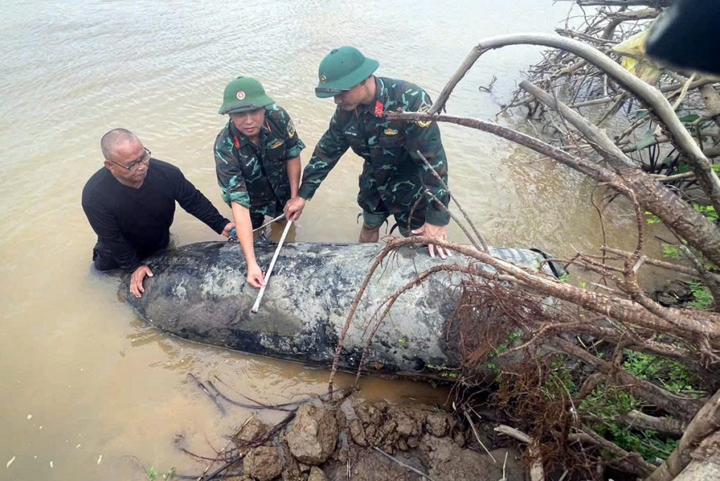 Phát hiện hai quả bom nặng 2,6 tấn nằm gần cầu Long Biên Phát hiện hai quả bom nặng 2,6 tấn nằm gần cầu Long Biên
