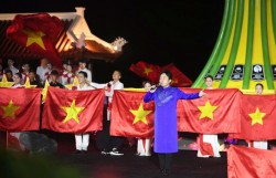 Sâu lắng chương trình nghệ thuật đặc biệt “Lời tri ân - Dòng sông hoa lửa”