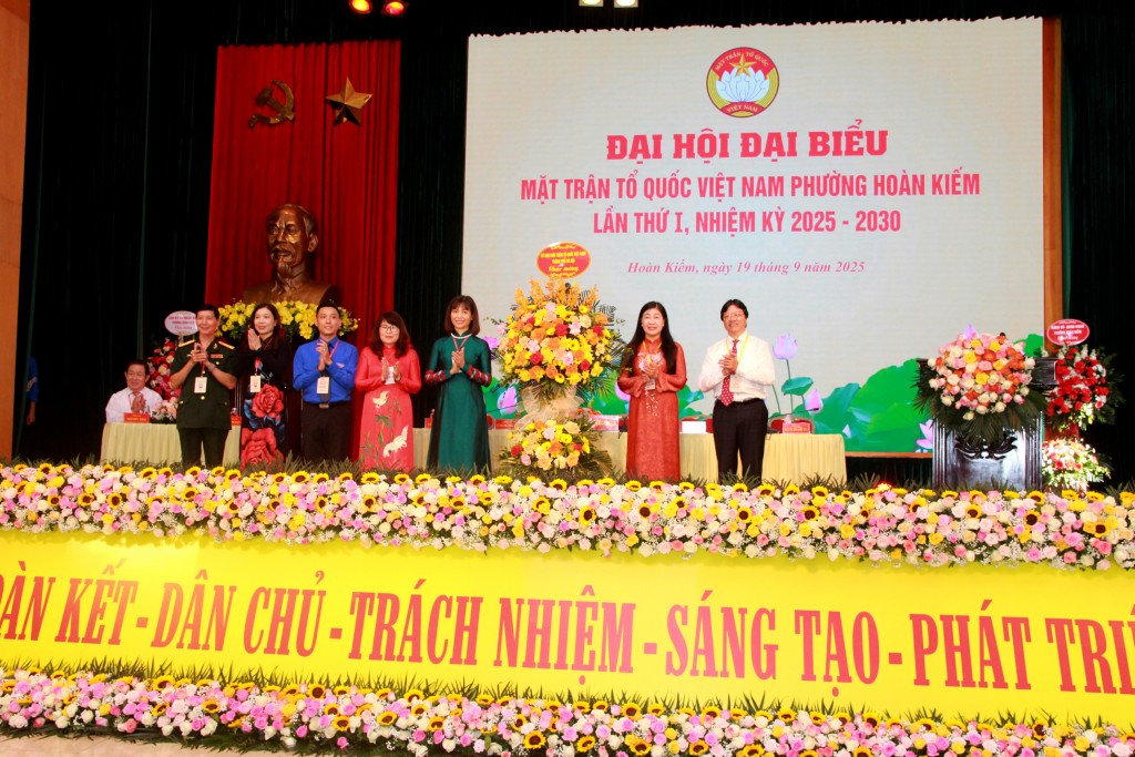 Bà Nguyễn Lan Hương - Phó Chủ tịch Uỷ ban Trung ương MTTQ Việt Nam, Chủ tịch Uỷ ban MTTQ Việt Nam TP Hà Nội tặng hoa chúc mừng Đại hội