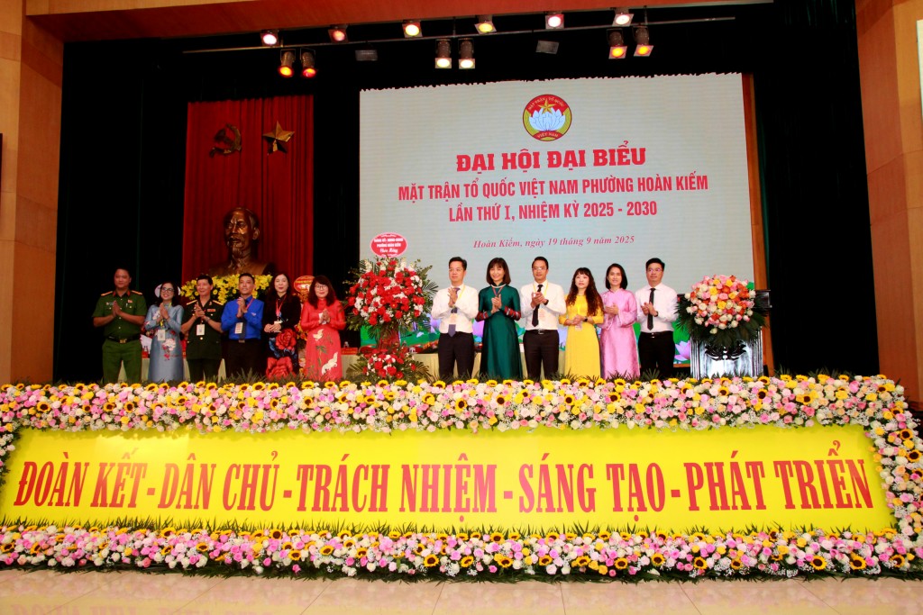 Các đồng chí lãnh đạo Đảng uỷ, HĐND, UBND phường Hoàn Kiếm chúc mừng Đại hội