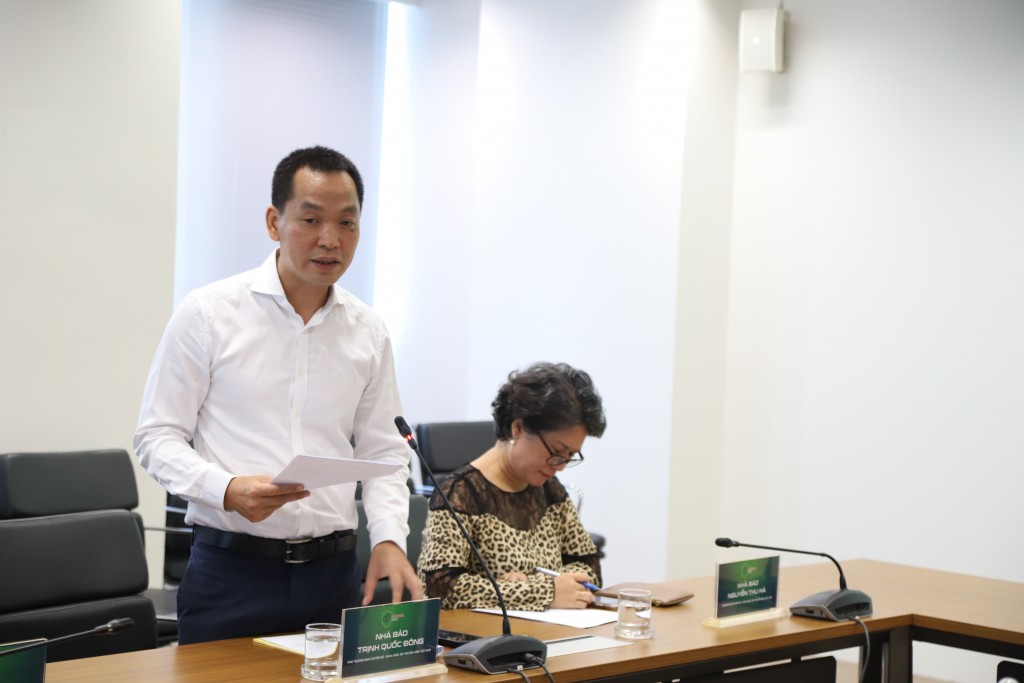 Nhà báo Trịnh Quốc Đông - Phó Trưởng Ban Chuyên đề - Khoa giáo, Đài Truyền hình Việt Nam nhấn mạnh về việc nhà báo - ngân hàng - cùng tham gia Nhà báo Trịnh Quốc Đông - Phó Trưởng Ban Chuyên đề - Khoa giáo, Đài Truyền hình Việt Nam nhấn mạnh về việc nhà báo - ngân hàng - cùng tham gia