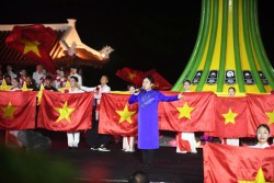 Sâu lắng chương trình nghệ thuật đặc biệt “Lời tri ân - Dòng sông hoa lửa”