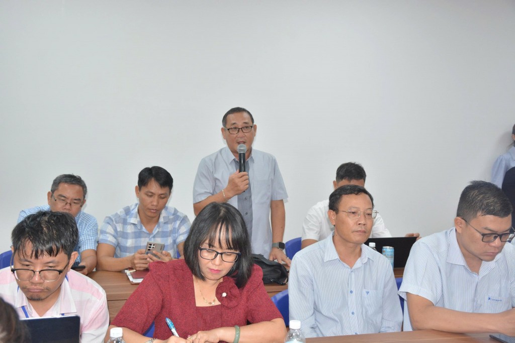 Phóng viên đặt câu hỏi tại buổi họp báo Phóng viên đặt câu hỏi tại buổi họp báo