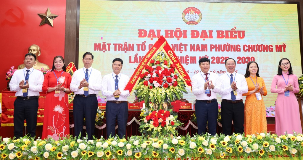 Đồng chí Phạm Anh Tuấn, Phó Chủ tịch Ủy ban Mặt trận Tổ quốc Việt Nam thành phố Hà Nội tặng hoa chúc mừng Đại hội
