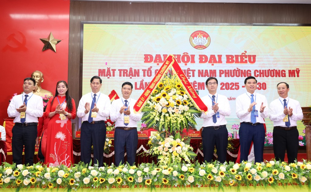 Đồng chí Nguyễn Văn Thắng, Thành ủy viên, Bí thư Đảng ủy, Chủ tịch Hội đồng Nhân dân phường Chương Mỹ cùng các đồng chí trong Thường trực Phường chúc mừng Đại hội