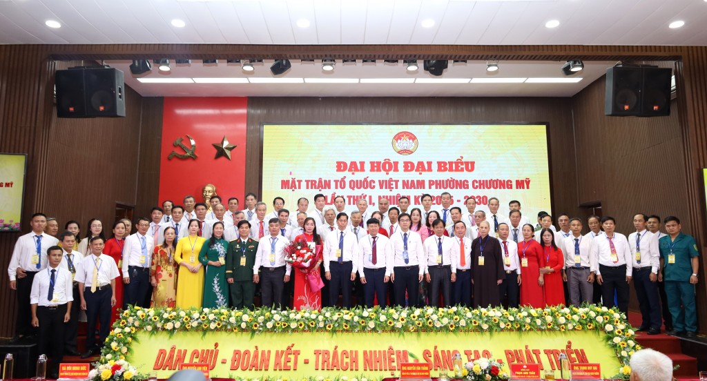 Đồng chí Phạm Anh Tuấn, Phó Chủ tịch Ủy ban MTTQ Việt Nam thành phố Hà Nội và lãnh đạo phường Chương Mỹ chúc mừng Ủy viên Ủy ban MTTQ Việt Nam phường Chương Mỹ nhiệm kỳ 2025-2030. Ảnh: Kim Nhuệ