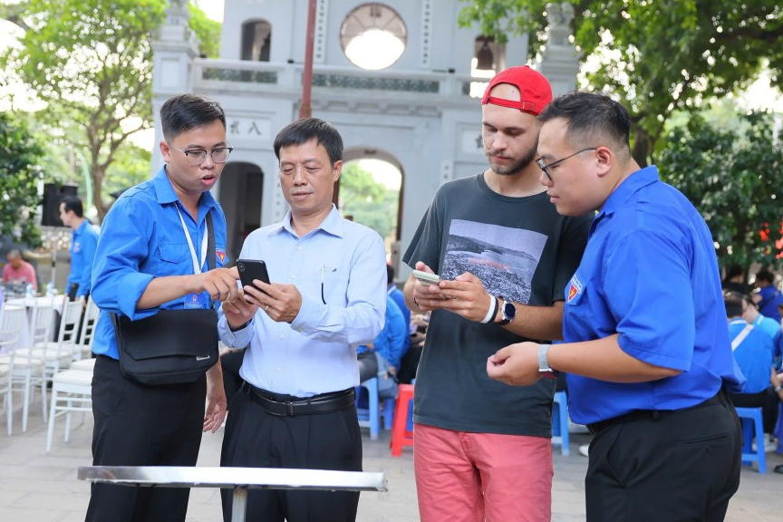 Nhiều du khách thích thú trải nghiệm những tiện ích công trình wifi miễn phí mang lại Nhiều du khách thích thú trải nghiệm những tiện ích công trình wifi miễn phí mang lại