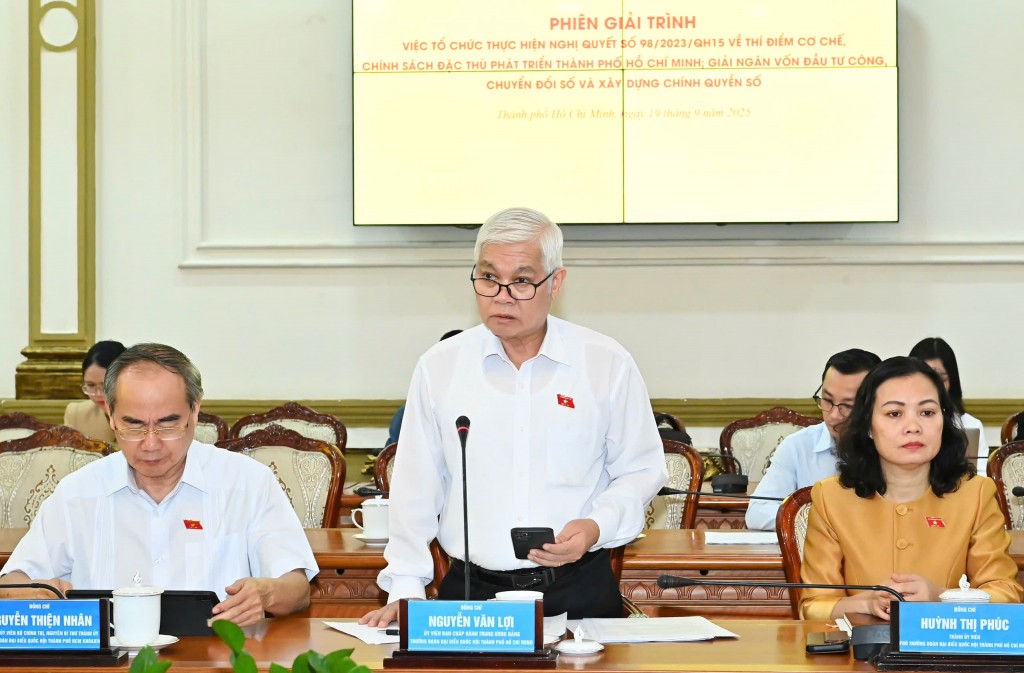 Trưởng Đoàn ĐBQH TPHCM phát biểu Trưởng Đoàn ĐBQH TPHCM phát biểu