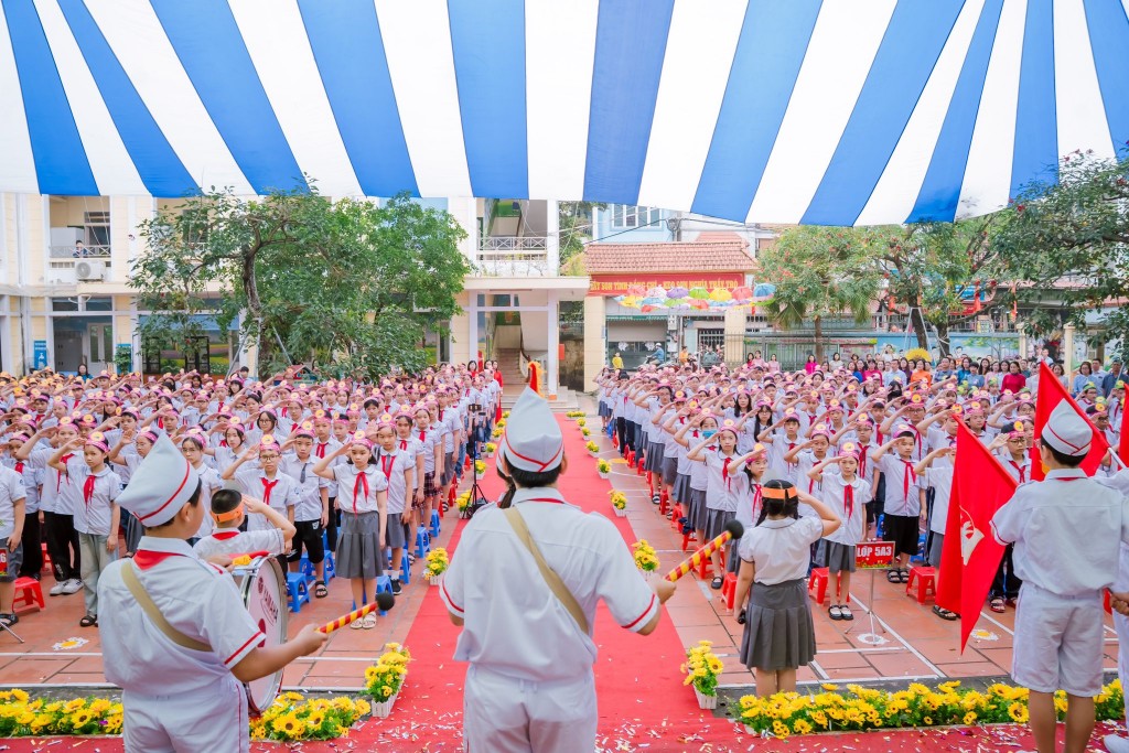 Học sinh toàn trường trong nghi thức chào cờ trang nghiêm tại sân trường trong lễ tổng kết năm học 2024 – 2025 Học sinh toàn trường trong nghi thức chào cờ trang nghiêm tại sân trường trong lễ tổng kết năm học 2024 – 2025