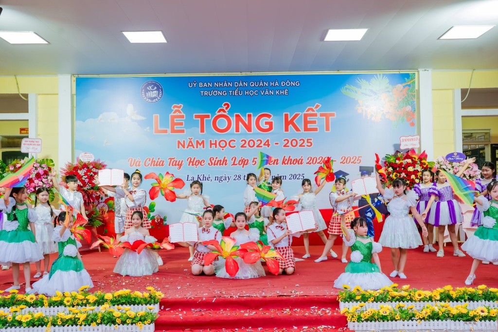 Tiết mục văn nghệ chào mừng do học sinh Trường Tiểu học Văn Khê biểu diễn trong ngày tổng kết năm học. Tiết mục văn nghệ chào mừng do học sinh Trường Tiểu học Văn Khê biểu diễn trong ngày tổng kết năm học.