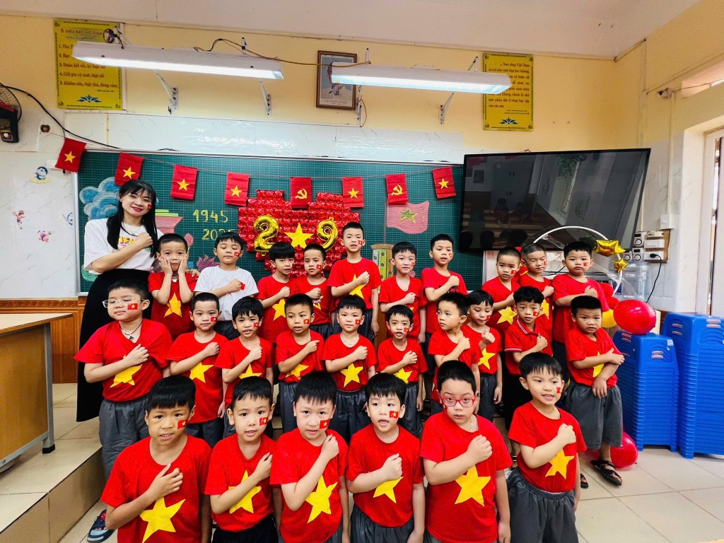 Các em học sinh trong lớp khoác áo đỏ sao vàng, tạo hình trái tim, thể hiện tình yêu quê hương đất nước. Các em học sinh trong lớp khoác áo đỏ sao vàng, tạo hình trái tim, thể hiện tình yêu quê hương đất nước.