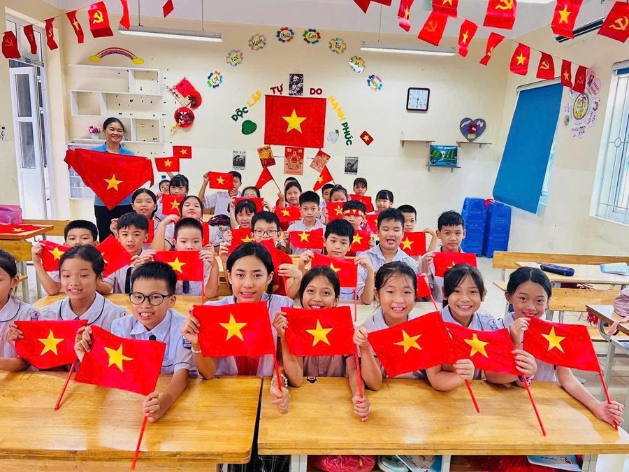 Thầy trò cùng nhau thể hiện niềm tự hào dân tộc trong ngày kỷ niệm Quốc khánh 2/9. Thầy trò cùng nhau thể hiện niềm tự hào dân tộc trong ngày kỷ niệm Quốc khánh 2/9.