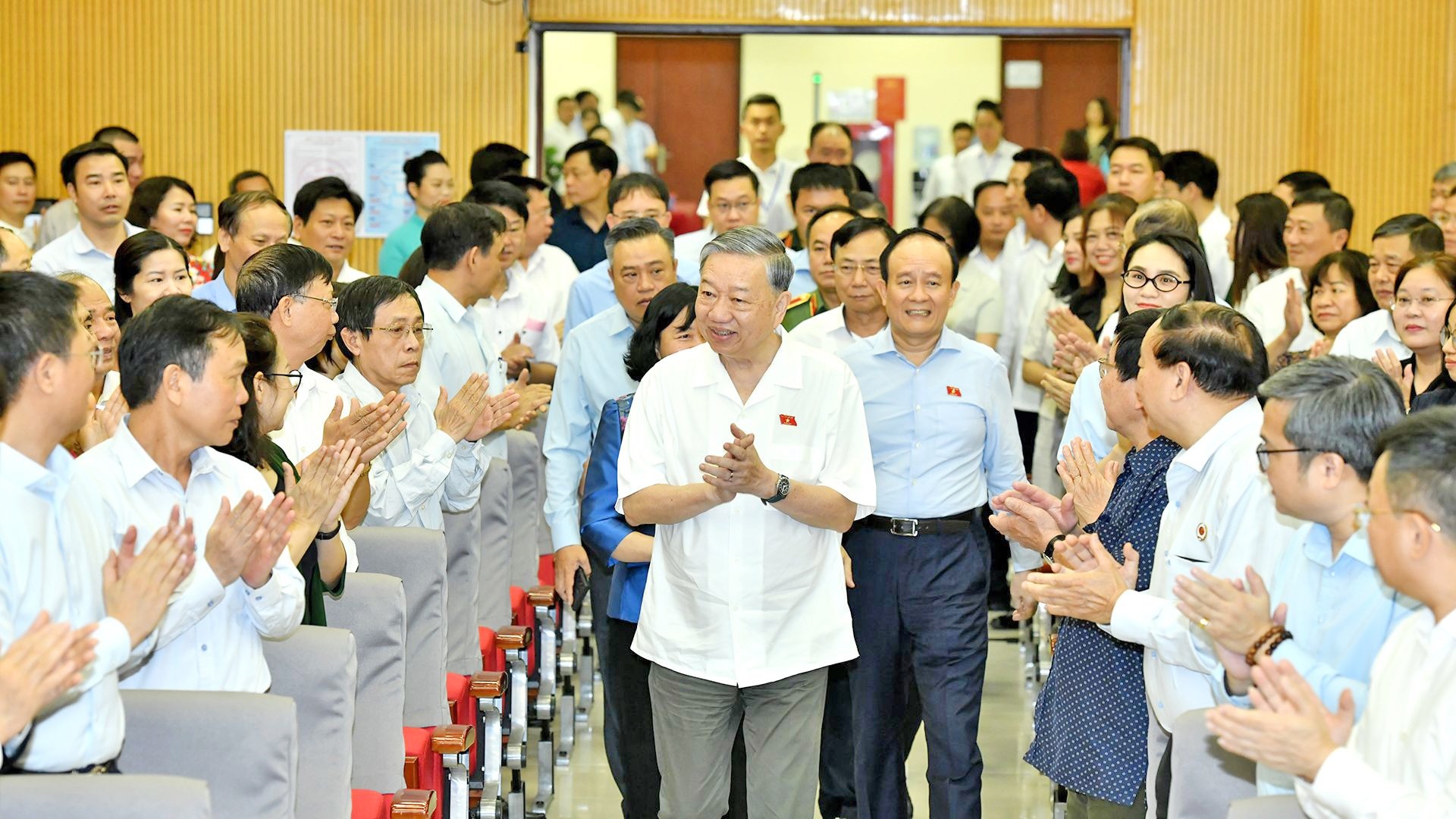 Sáng 17/4/2025, Tổng Bí thư Tô Lâm và các đại biểu Quốc hội thuộc đơn vị bầu cử số 1 TP Hà Nội tiếp xúc cử tri 3 quận Hai Bà Trưng, Ba Đình, Đống Đa