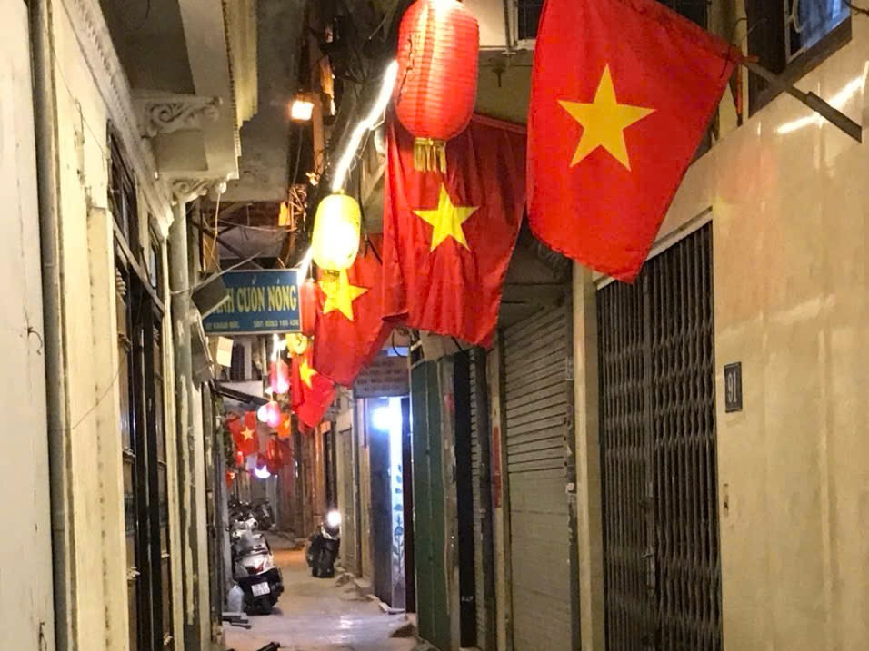 Với hệ thống đèn được lắp đặt giúp người dân đi lại thuận tiện hơn Với hệ thống đèn được lắp đặt giúp người dân đi lại thuận tiện hơn