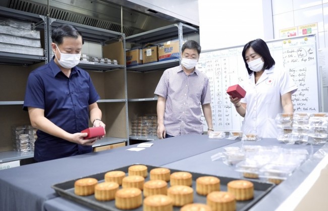 Kiểm tra đột xuất khách sạn sản xuất bánh trung thu