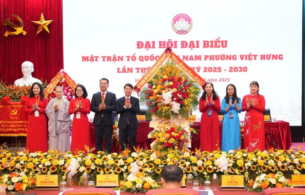 Phó Chủ tịch Ủy ban MTTQ Việt Nam thành phố Hà Nội Đặng Thị Phương Hoa và các đồng chí trong Tổ công tác số 8 của Ủy ban MTTQ Việt Nam Thành phố tặng hoa chúc mừng Đại hội.