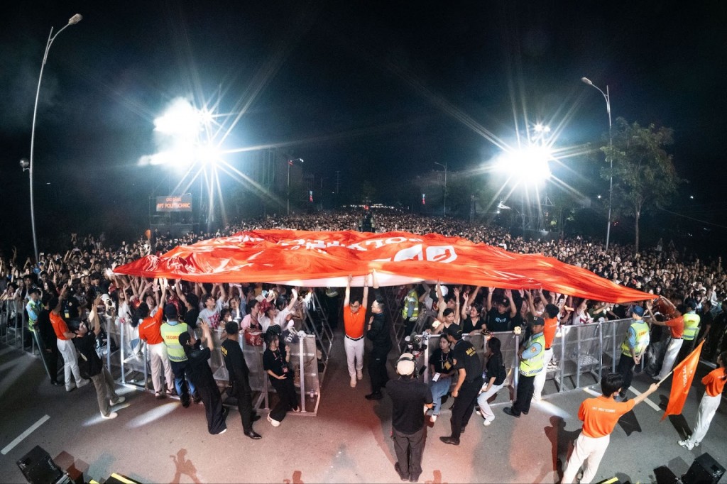 Sơn Tùng M-TP khuấy đảo sân khấu Chào tân sinh viên Sơn Tùng M-TP khuấy đảo sân khấu Chào tân sinh viên