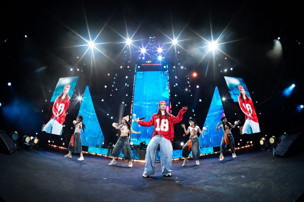 Sơn Tùng M-TP khuấy đảo sân khấu Chào tân sinh viên Sơn Tùng M-TP khuấy đảo sân khấu Chào tân sinh viên