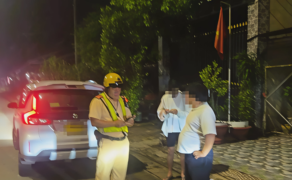 Lực lượng chức năng phối hợp giải cứu nạn nhân khi đang di chuyển qua Tây Ninh