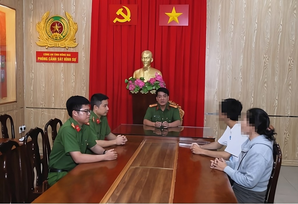 Công an làm việc với L. và gia đình