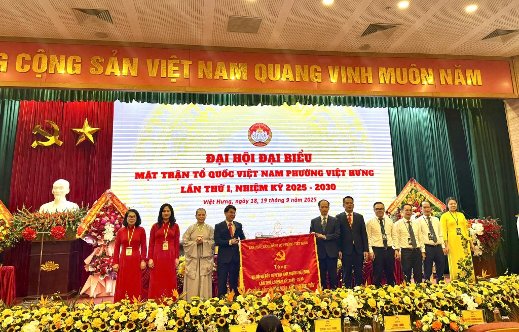 Thành ủy viên, Bí thư Đảng ủy, Chủ tịch HĐND phường Việt Hưng Đường Hoài Nam và các đồng chí lãnh đạo phường Việt Hưng tặng bức trướng chúc mừng Đại hội.