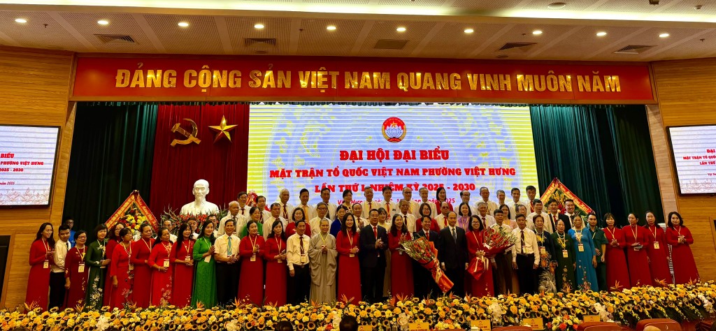 Lãnh đạo Ủy ban MTTQ Việt Nam Thành phố và phường Việt Hưng tặng hoa chúc mừng các đồng chí Ủy viên Ủy ban MTTQ Việt Nam phường Việt Hưng ra mắt Đại hội.