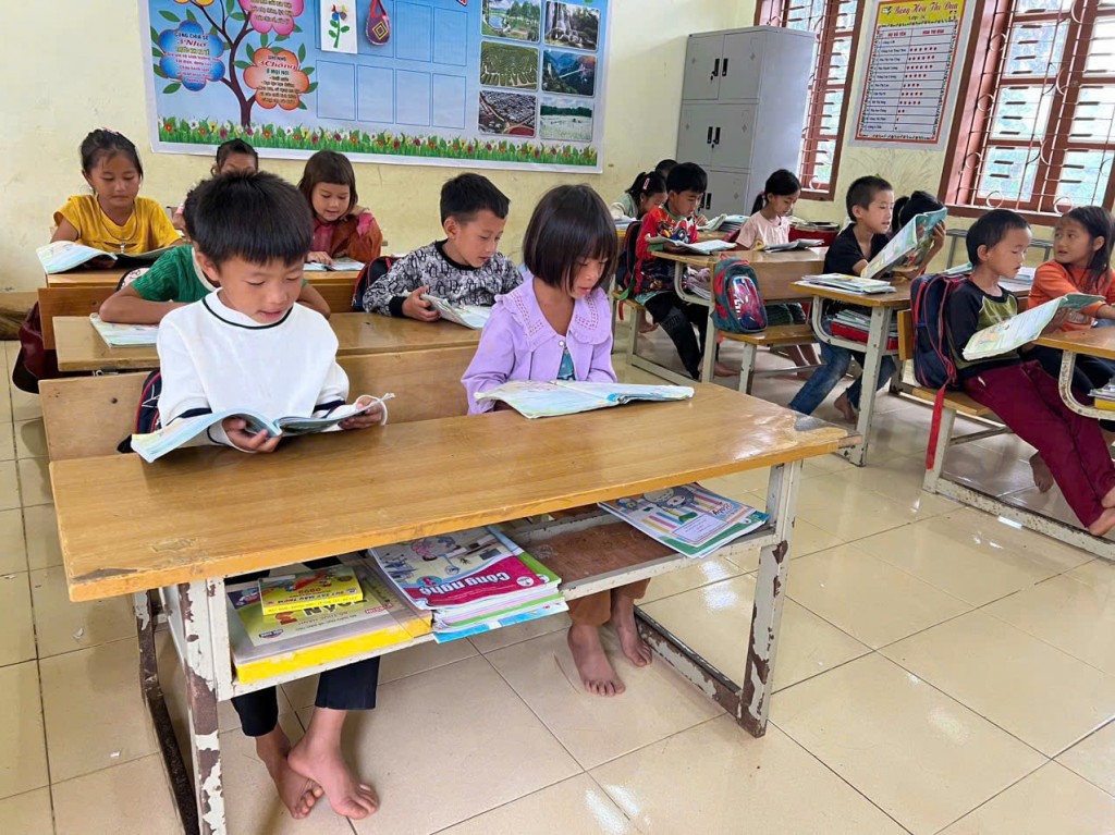 Bài 2: Thắp sáng niềm tin cho thầy trò vùng biên Bài 2: Thắp sáng niềm tin cho thầy trò vùng biên