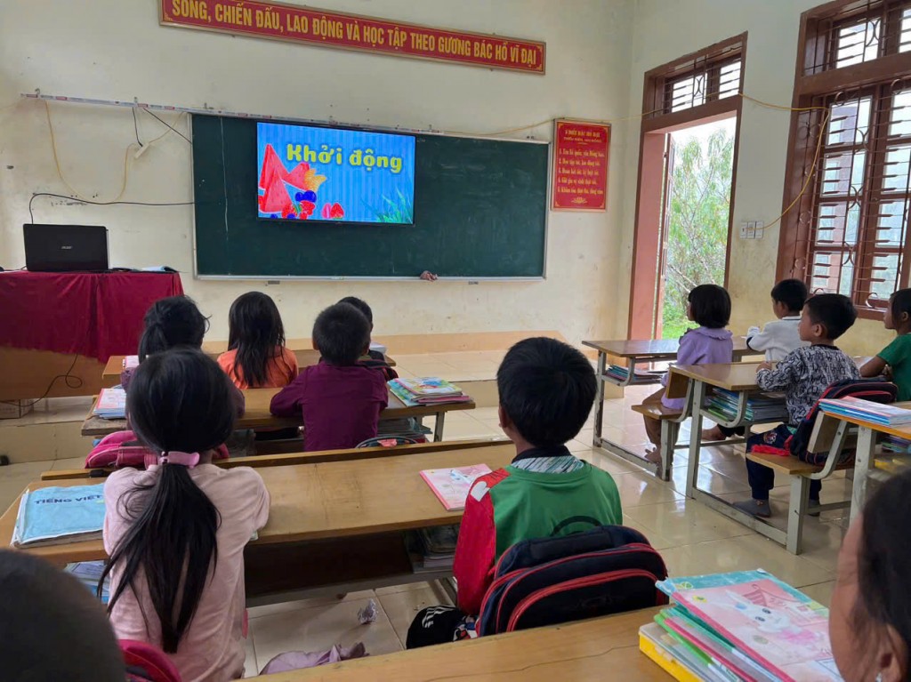 Bài 2: Thắp sáng niềm tin cho thầy trò vùng biên Bài 2: Thắp sáng niềm tin cho thầy trò vùng biên