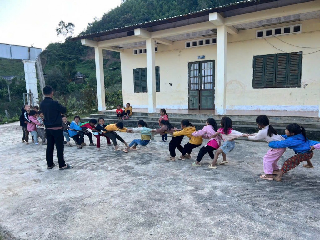 Bài 2: Thắp sáng niềm tin cho thầy trò vùng biên Bài 2: Thắp sáng niềm tin cho thầy trò vùng biên