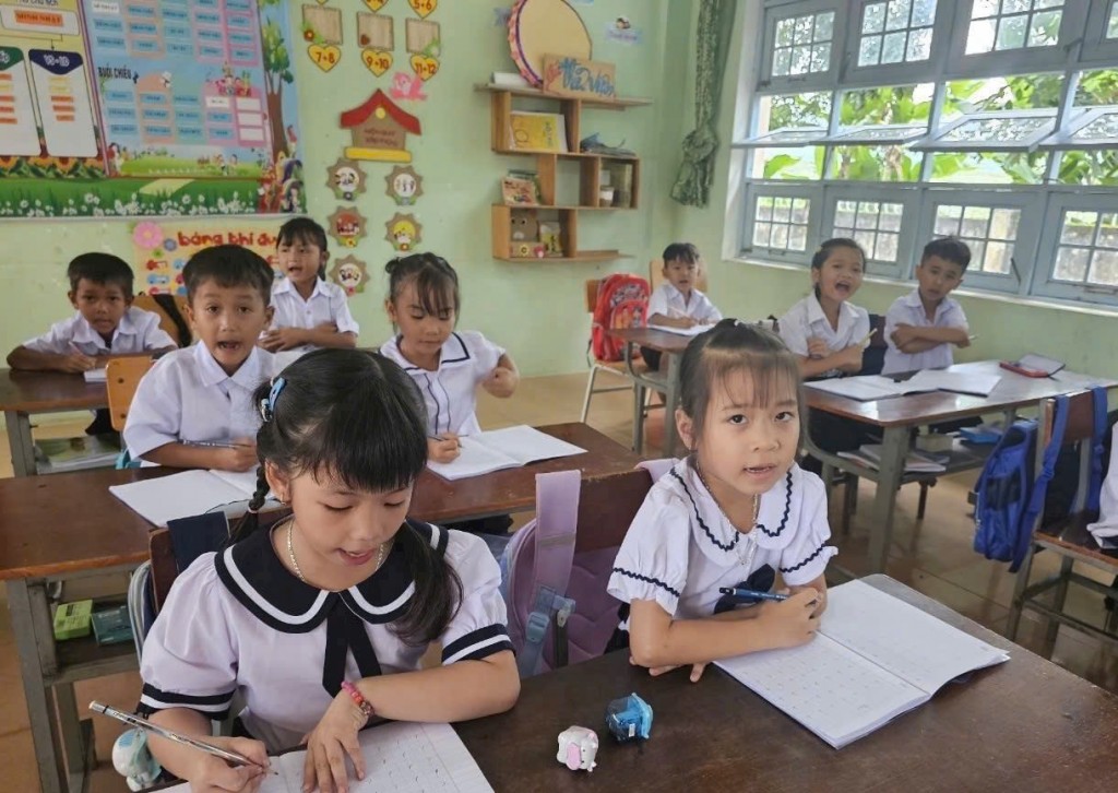 Bài 2: Thắp sáng niềm tin cho thầy trò vùng biên Bài 2: Thắp sáng niềm tin cho thầy trò vùng biên