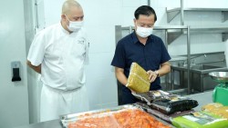 Kiểm tra lấy mẫu xét nghiệm bánh Trung thu khách sạn JW Marriott