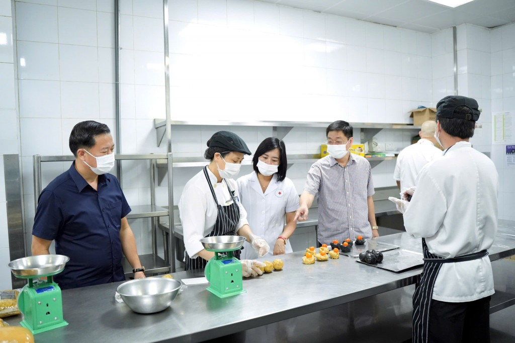 Đồng chí Đặng Thanh Phong, Chi cục trưởng, Chi cục An toàn vệ sinh thực phẩm Hà Nội kiểm tra quy trình làm bánh Trung thu của khách sạn JW Marriott Đồng chí Đặng Thanh Phong, Chi cục trưởng, Chi cục An toàn vệ sinh thực phẩm Hà Nội kiểm tra quy trình làm bánh Trung thu của khách sạn JW Marriott