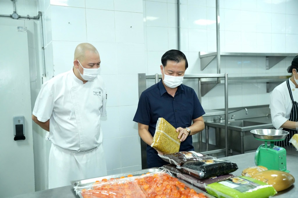 Kiểm tra lấy mẫu xét nghiệm bánh Trung thu khách sạn JW Marriott Kiểm tra lấy mẫu xét nghiệm bánh Trung thu khách sạn JW Marriott