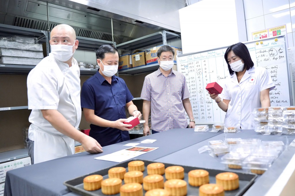 Đồng chí Đặng Thanh Phong, Chi cục trưởng, Chi cục An toàn vệ sinh thực phẩm Hà Nội kiểm tra quy trình làm bánh Trung thu của khách sạn JW Marriott Đồng chí Đặng Thanh Phong, Chi cục trưởng, Chi cục An toàn vệ sinh thực phẩm Hà Nội kiểm tra quy trình làm bánh Trung thu của khách sạn JW Marriott