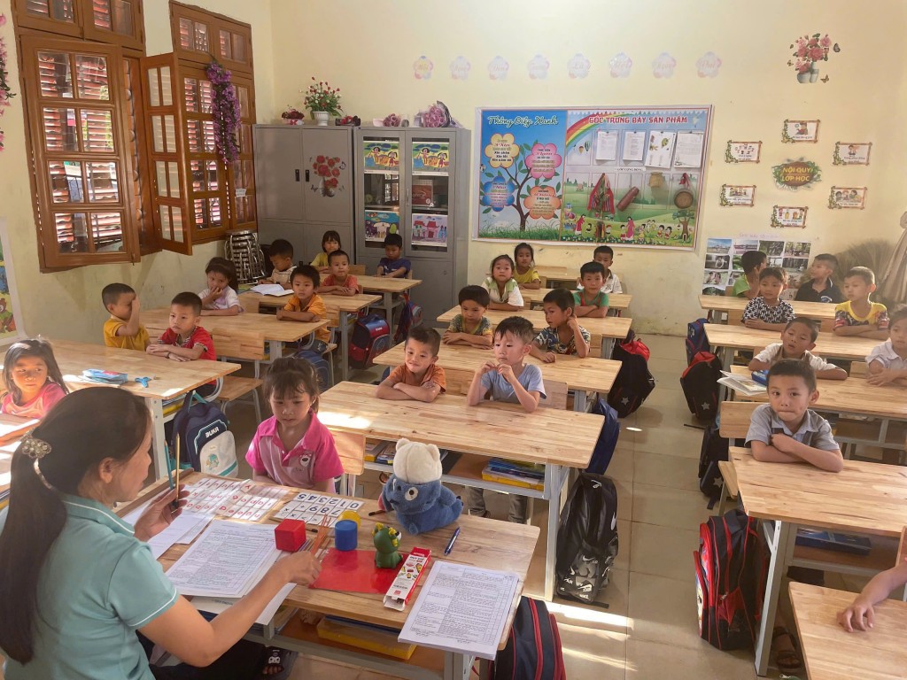 Bài 2: Thắp sáng niềm tin cho thầy trò vùng biên Bài 2: Thắp sáng niềm tin cho thầy trò vùng biên