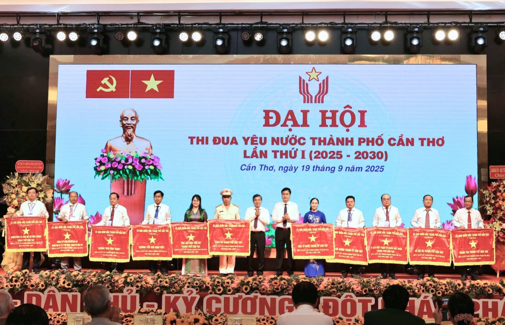 Các tập thể vinh dự nhận cờ thi đua của Chủ tịch UBND TP. Cần Thơ