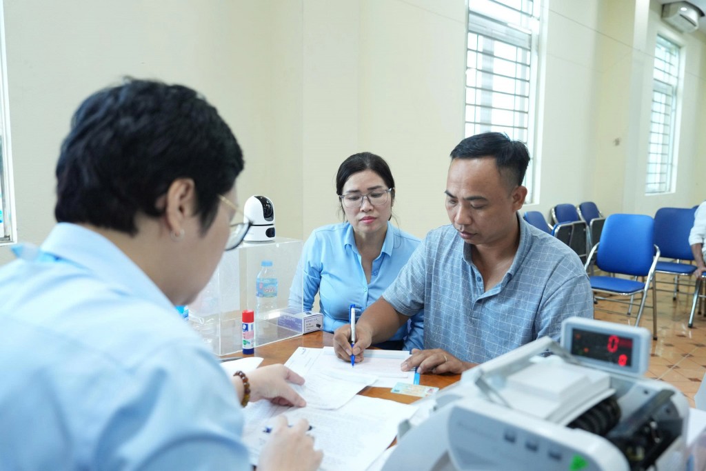 Người dân phường Yên Nghĩa nhận tiền bồi thườnghỗ trợ và tái định cư thực hiện dự án đầu tư xây dựng đường Vành đai 4 