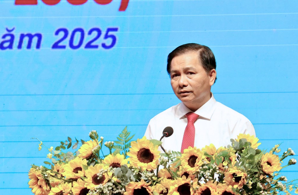 Ông Trần Văn Lâu, Chủ tịch UBND TP Cần Thơ, Chủ tịch Hội đồng Thi đua - Khen thưởng thành phố phát biểu khai mạc Đại hội.
