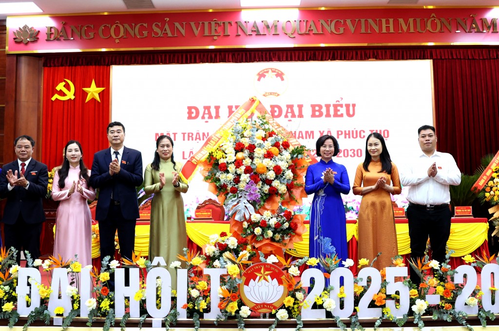 Lãnh đạo Ủy ban MTTQ Việt Nam thành phố Hà Nội tặng hoa chúc mừng Đại hội