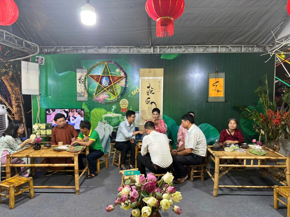 Thưởng vị Hà Nội giữa thu Tây Hồ Thưởng vị Hà Nội giữa thu Tây Hồ