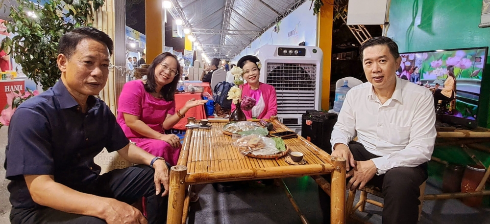 "Thưởng vị Hà Nội" giữa thu Tây Hồ "Thưởng vị Hà Nội" giữa thu Tây Hồ