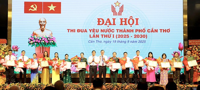 Lãnh đạo TP Cần Thơ trao Bằng khen tặng các tập thể có thành tích trong phong trào thi đua yêu nước giai đoạn 2020-2025.
