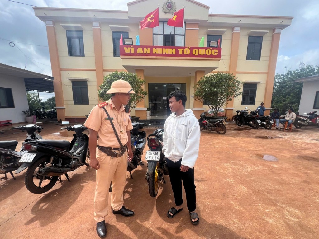 Nhóm “quái xế” gồm các đối tượng 14 - 19 tuổi đã bị triệu tập (Ảnh: CA) Nhóm “quái xế” gồm các đối tượng 14 - 19 tuổi đã bị triệu tập (Ảnh: CA)