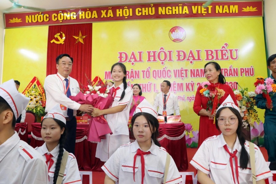 đồng chí Nguyễn Nguyên Hùng - Bí thư Đảng ủy, Chủ tịch HĐND xã Trần Phú phát biểu đồng chí Nguyễn Nguyên Hùng - Bí thư Đảng ủy, Chủ tịch HĐND xã Trần Phú phát biểu