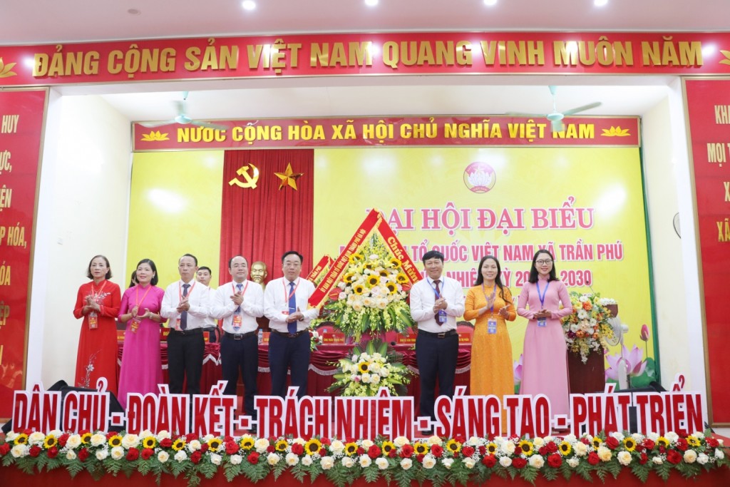 Đoàn Uỷ ban MTTQ Việt Nam thành phố tặng hoa chúc mừng Đại hội Đoàn Uỷ ban MTTQ Việt Nam thành phố tặng hoa chúc mừng Đại hội