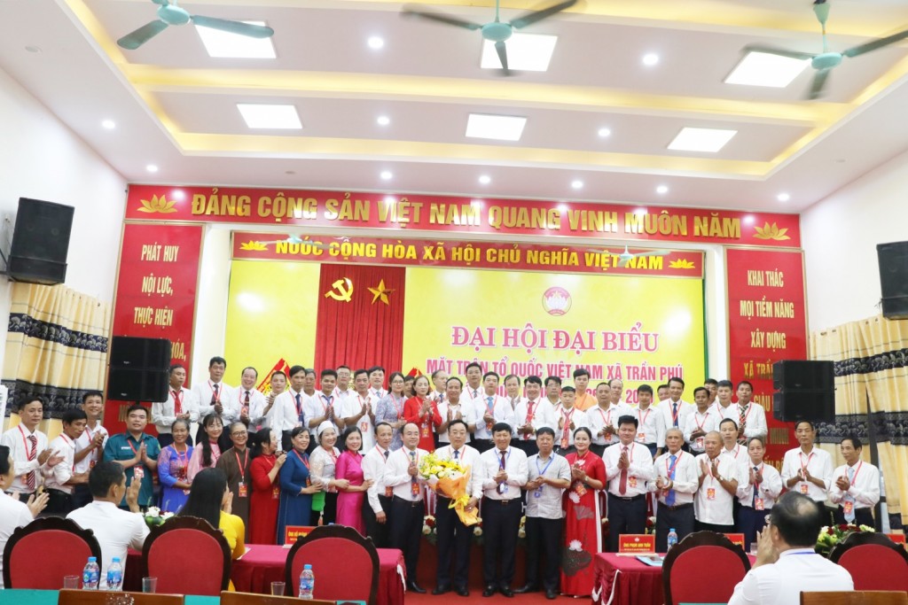 Các đại biểu tặng hoa chúc mừng Uỷ ban MTTQ Việt Nam xã Trần Phú khoá I, nhiệm kỳ 2025-2030 Các đại biểu tặng hoa chúc mừng Uỷ ban MTTQ Việt Nam xã Trần Phú khoá I, nhiệm kỳ 2025-2030