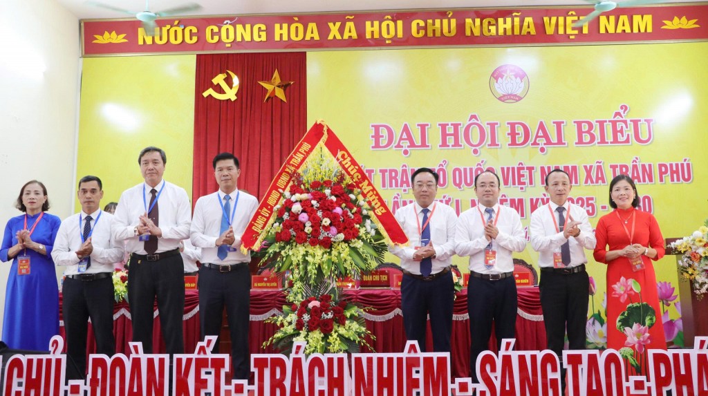 Đảng uỷ xã ặng hoa chúc mừng Đại hội Đảng uỷ xã ặng hoa chúc mừng Đại hội