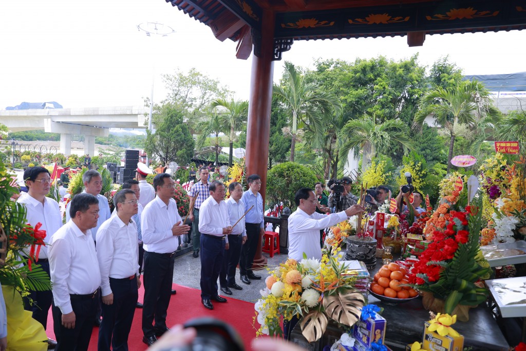 Các đại biểu dâng hương tưởng niệm các anh hùng liệt sĩ tại sự kiện. Các đại biểu dâng hương tưởng niệm các anh hùng liệt sĩ tại sự kiện.